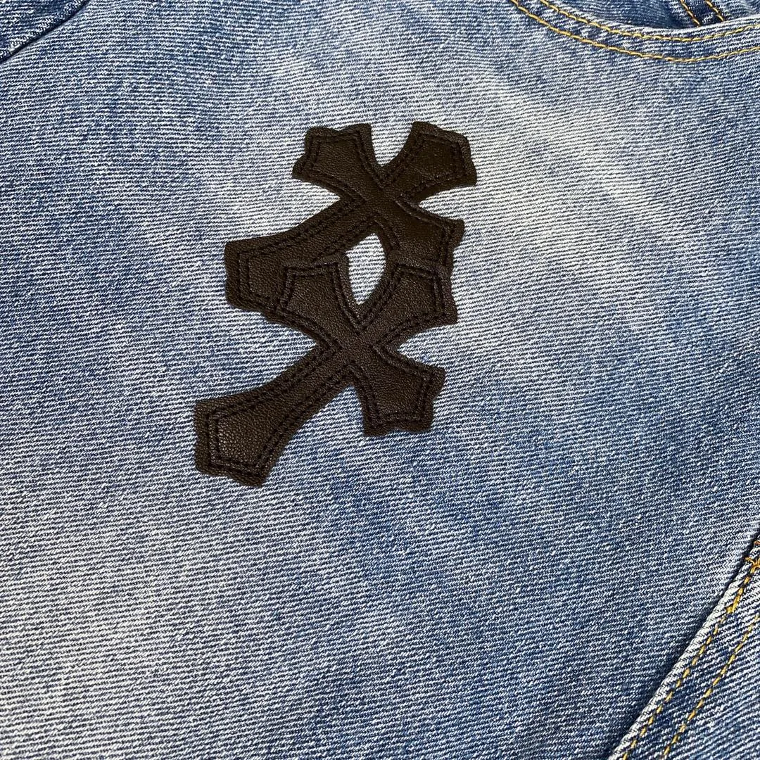 🅿️240 Chroe Hets CH classic blue and black leather jeans, priced at 4W level, patchwork cross pattern embellishment, women's high-waisted washed jeans! ! Absolutely high-end luxury products, 1.9W level god-level single products, super popular products, built with top heavy industry, a magic weapon that cannot be missed [About Zangyin] This is an extremely luxurious fashion brand that can also be called the aristocrats of the high street. It has always been an exclusive brand for some hipsters or rich second generations. Compared with ordinary high streets, it is more luxurious and noble. Compared with luxury brands, it has a more fashionable personality and has always been a brand that I have a special liking for. A6632 [Top heavy industry fashionable design] Consistently high-street luxury style creation. Speaking of this style, the Zangyin family and GU family are definitely the leading representative brands. Especially the Zangyin family has really achieved a state-of-the-art effect in creating high-street style. The color system of this model is made of unique washed materials. It is already quite eye-catching. It is decorated with pink patchwork cross flowers, which cleverly highlights the charm of the brand. Secondly, this model uses classic The classic high-waist cutting design highlights the long legs and the fashionable temperament of the upper body. The brand is highly recognizable and the slim fit configuration is more suitable for daily wear. This product is a product that interprets personality, fashion, and specifications at a glance. This single product is enough to make any fan excited. It can be a white T-shirt for youthful preppy style, or a tight sling for royal lady style. It has strong matching ability and can be easily controlled by men.  [Material and craftsmanship] Needless to say, this point goes without saying. As an excellent craftsman brand, Zangyin has really perfect requirements for details and craftsmanship. The washed color of this model has gone through so many processes, not to mention the embellishment of the denim appliqués. It is also purely handmade and sewn. Just like what they believe in, only handmade things have soul and have the meaning of wear. A top-notch heavy-duty fashionable denim item, I look forward to your perfect interpretation! ! 28-34 corresponds to S-XL